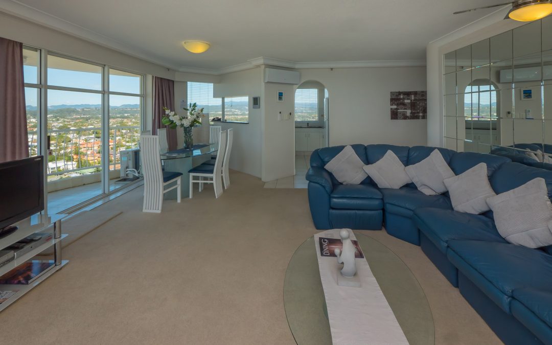 Burleigh Surf Accommodation Lounge room Dining